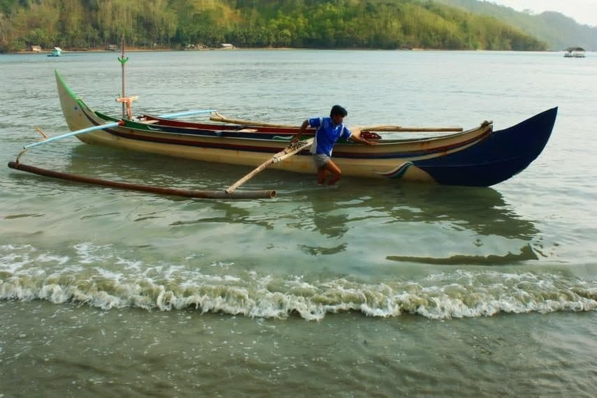 Nelayan dan jukung di pesisir Kiluan